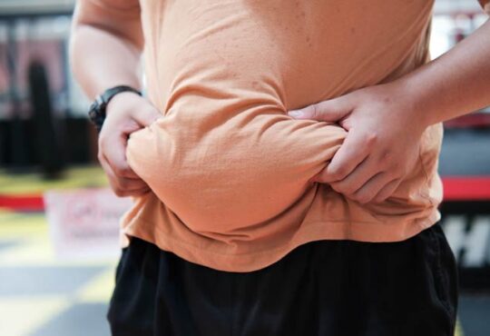 Kampf gegen Bauchfett mit der richtigen Ernährung und Training